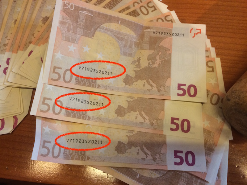 Alcune banconote false (tutte con lo stesso numero) trovate dalla polizia