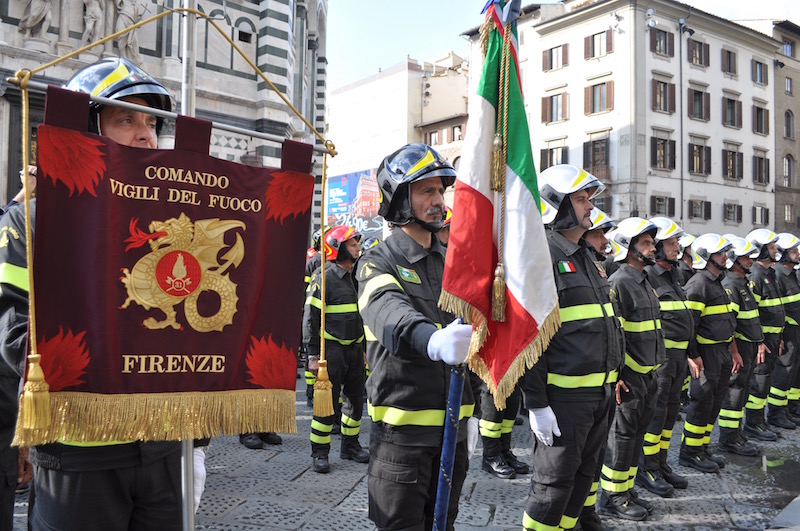 Un reparto di Dirigenti e Funzionari dei Vigili del Fuoco a Firenze per il 60° dell'alluvione del 1966