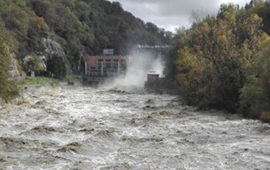 La corrente dell'Arno in uscita dalla diga di Levane