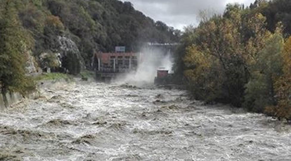 La corrente dell'Arno in uscita dalla diga di Levane