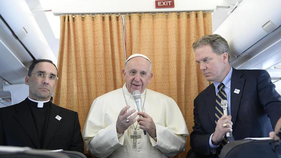 Papa Francesco sull'aereo di rientro dalla Svezia