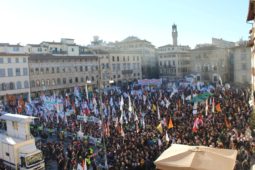 La folla in piazza Santa Croce a Firenze al comizio della Lega
