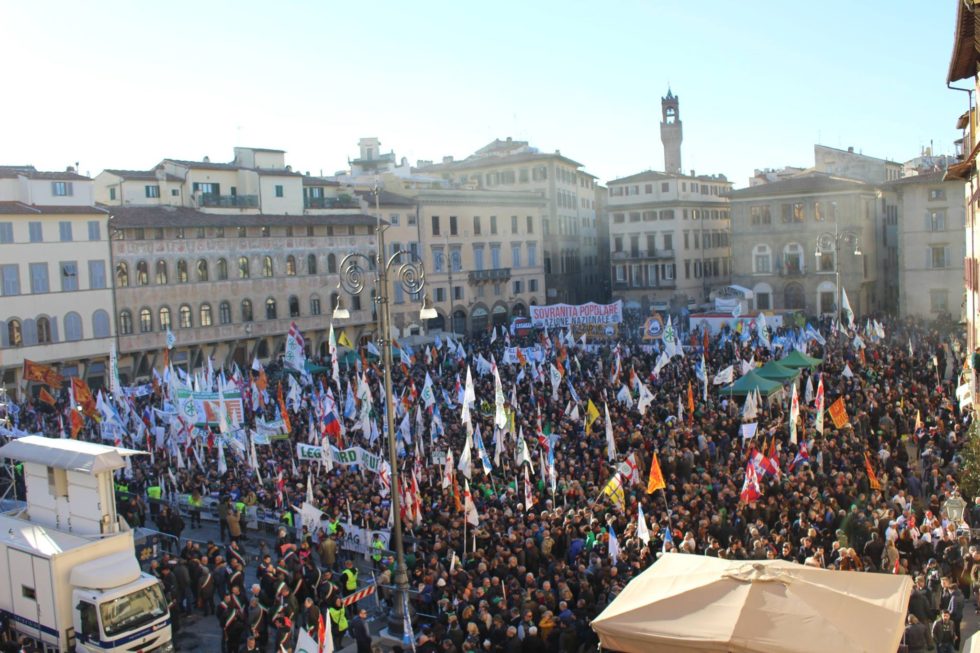 La folla in piazza Santa Croce a Firenze al comizio della Lega