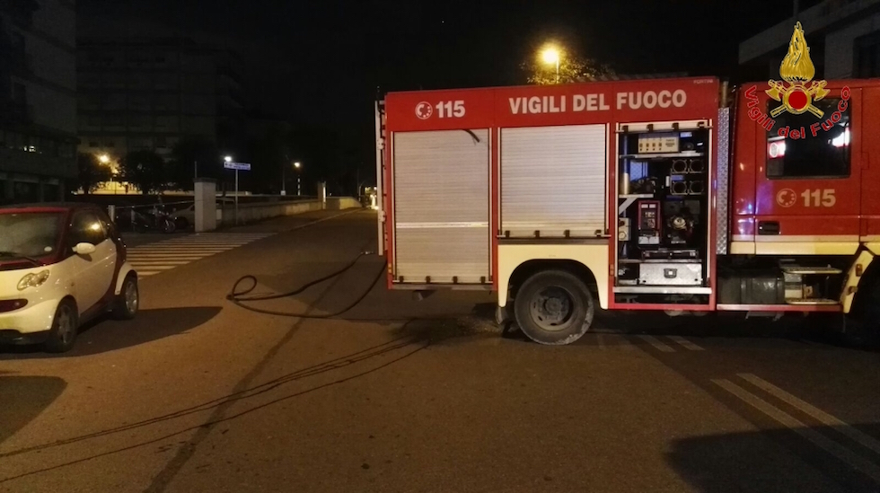Vigili del Fuoco in piazza Puccini deserta