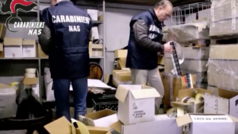 Carabinieri del Nas durante una perquisizione