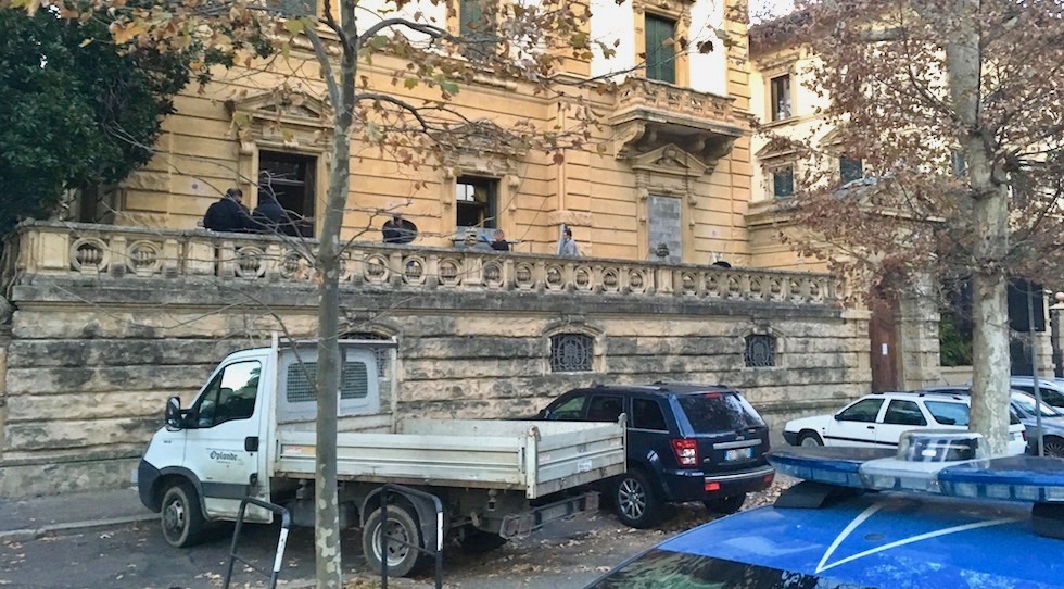 Si murano porte e finestre di Villa Banti dopo lo sgombero