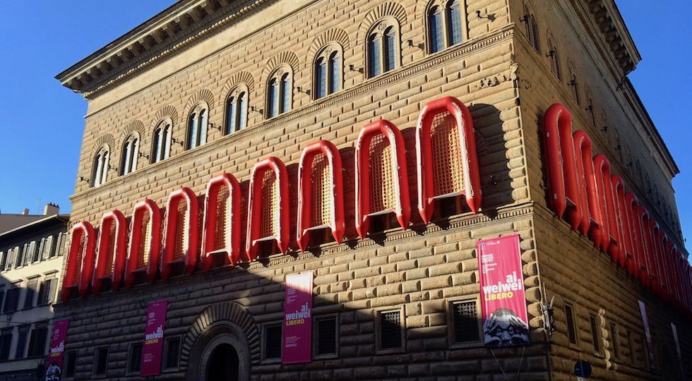 La facciata rinascimentale di Palazzo Strozzi a Firenze durante la mostra di Ai Weiwei