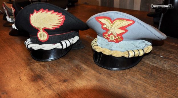 Berretti di ufficiali dei Carabinieri e della Forestale