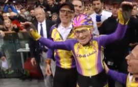 Robert Marchand festeggiato alla fine della sua gara