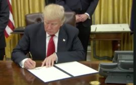 Il neo presidente Usa Trump firma il suo primo executive order