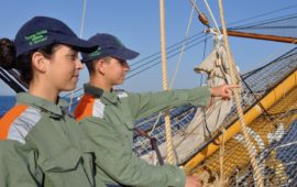Due giovanissimi allievi della Scuola Navale Morosini durante una campagna estiva in mare (Foto OsservatoreLIbero.it)