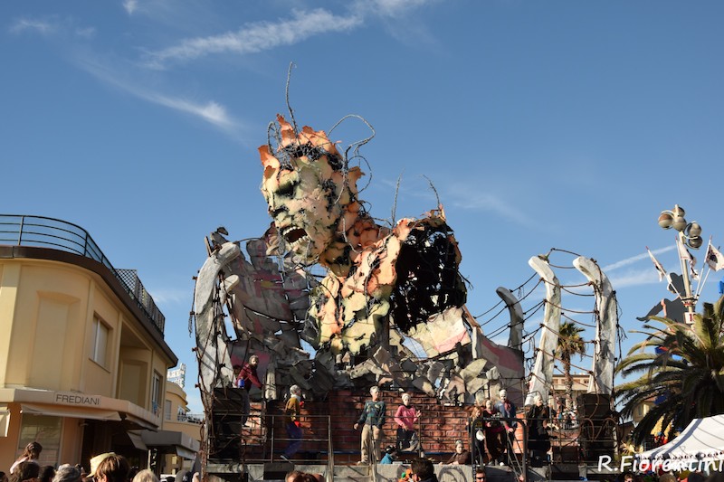 Il carro "Frontiere" ha vinto il Carnevale di Viareggio 2017