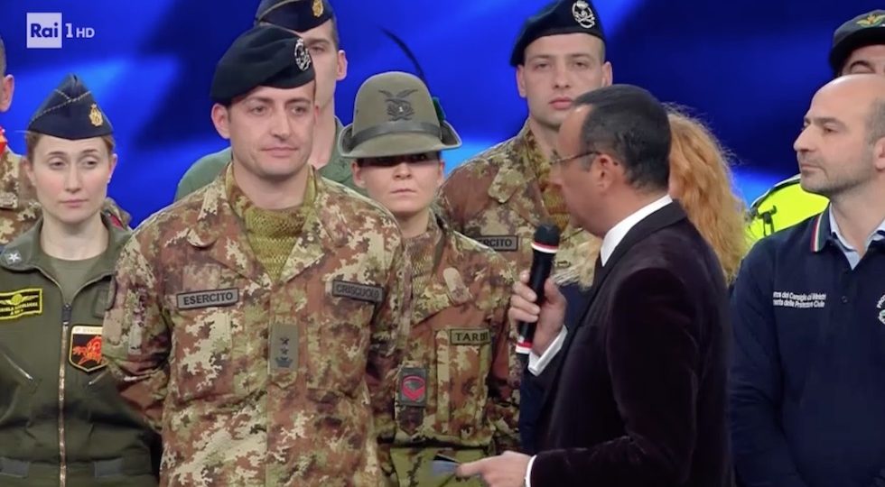 Carlo Conti intervista i militari dell'Esercito a Sanremo 2017