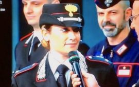 Carlo Conti intervista un ufficiale dei Carabinieri nella serata finale di Sanremo 2017