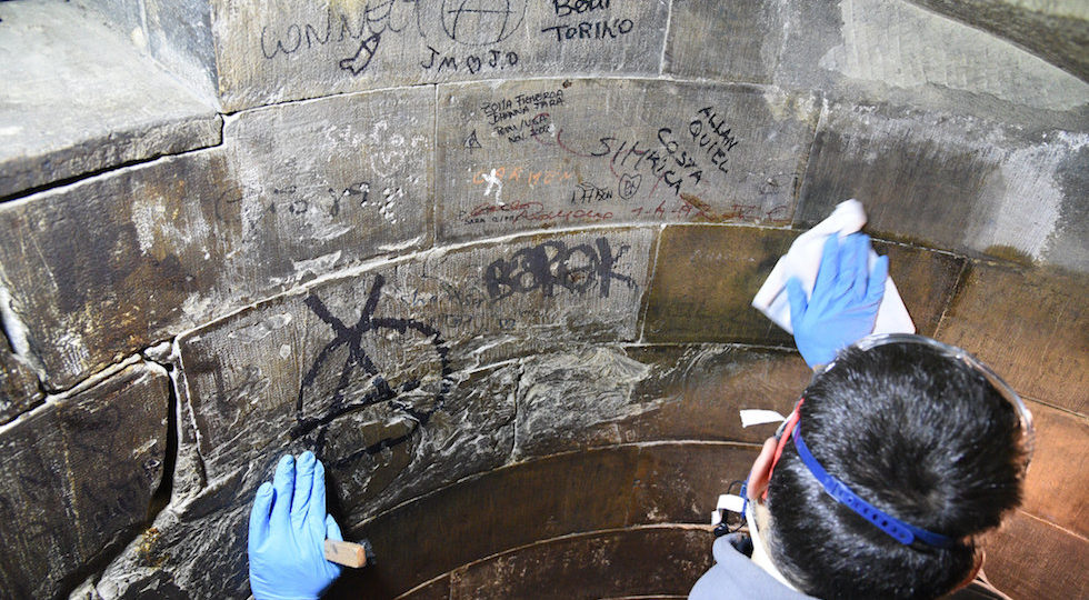 Lavori di pulizia delle scale della cupola del Duomo (foto concessa da Opera del Duomo Firenze/ Claudio Giovannini)
