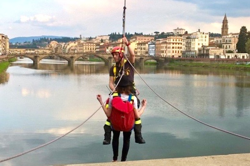 Il salvataggio dell'incauto turista che voleva attraversare l'Arno