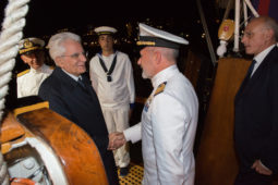 Il presidente Mattarella saluta il comandante di Nave Vespucci Angelo Patruno