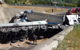 Il camion ribaltato dopo incidente allo svincolo del Galluzzo
