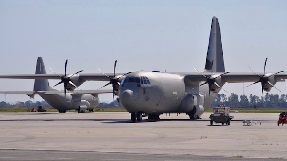 Aerei C130J da trasporto sulla pista dell'aeroporto di Pisa