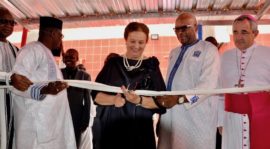 All’ospedale Saint Camille di Ouagadougou una targa ricorda i professori Oscar Scaglietti e Umberto Veronesi insieme al pittore Pietro Annigoni. Un progetto tutto italiano voluto dalla Cei