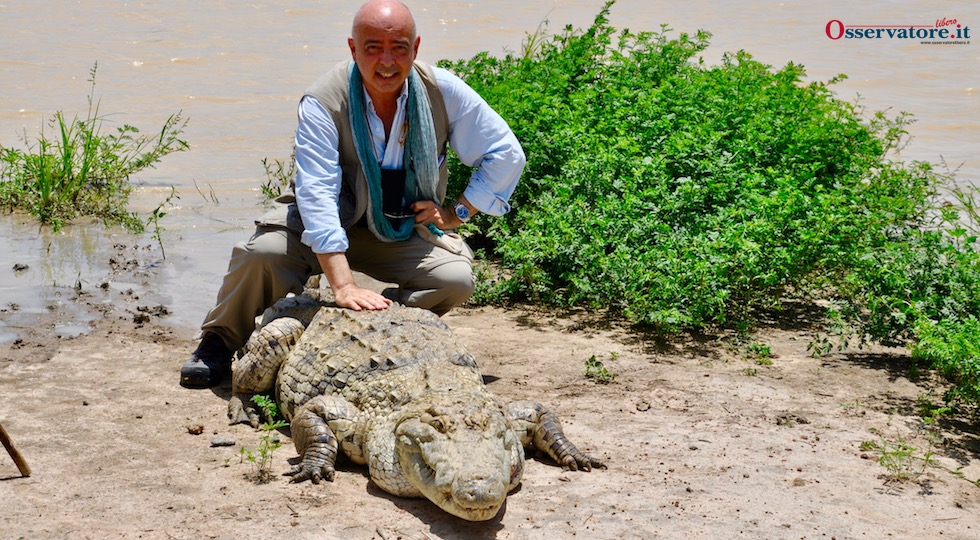 Nello stagno di Bazoulè in Burkina Faso i coccodrilli sfamati si lasciano fotografare dai turisti