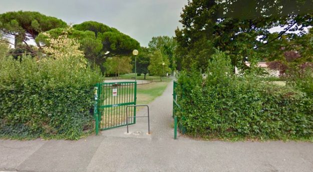 La siringa è stata trovata nel parco di Villa Vogel (foto da Google Street View)