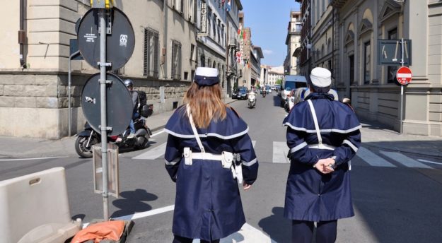 Una pattuglia di agenti della Polizia Municipale di Firenze