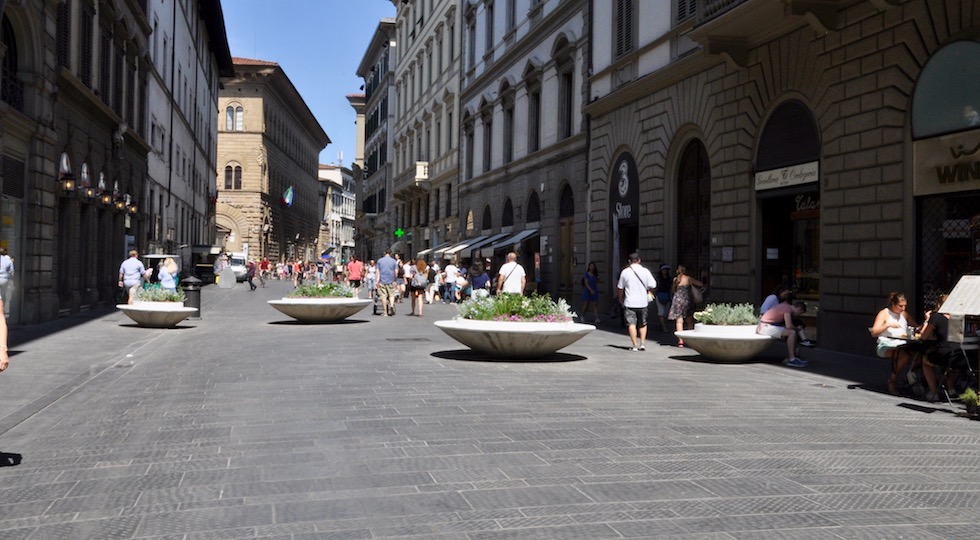 Le nuove aiuole 'antisfondamento' in via Martelli a Firenze