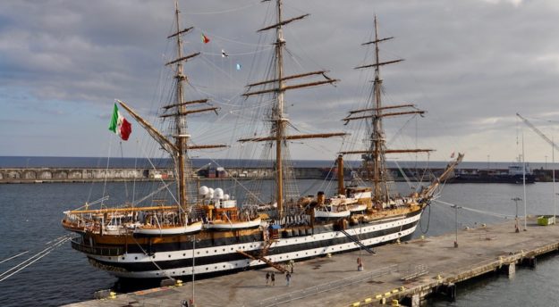 Nave Vespucci ormeggiata a Ponta Delgada nelle Isole Azzorre