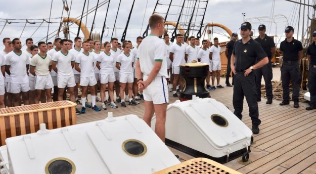 Assemblea degli allievi della 1a classe dell'Accademia Navale sul ponte di Nave Vespucci
