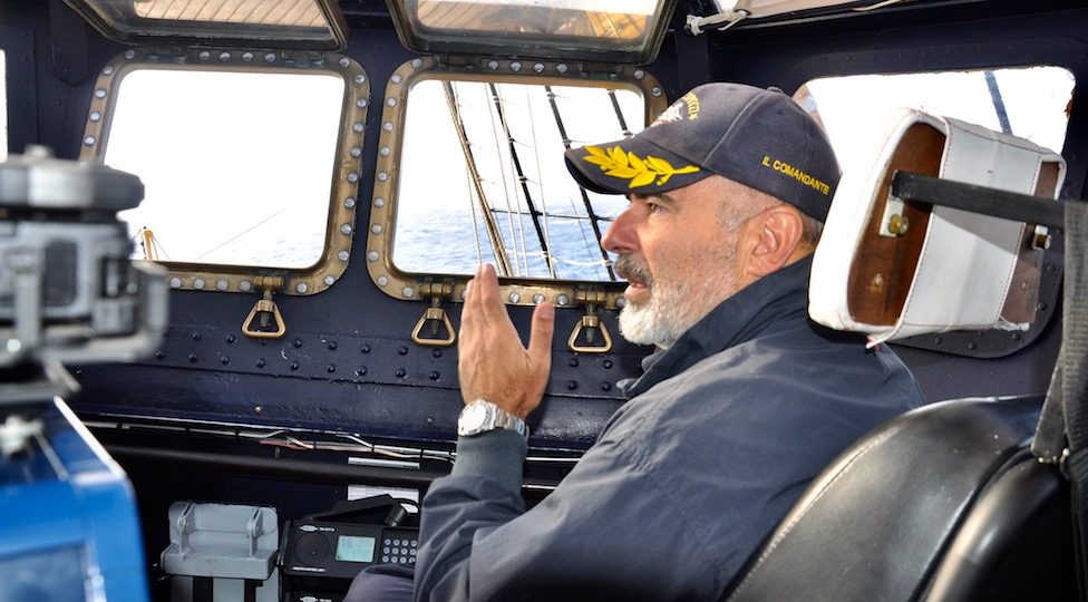 Il comandante Angelo Patruno al suo posto in plancia di Nave Vespucci