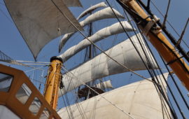 Le vele dell'albero di maestra di Nave Vespucci in Atlantico