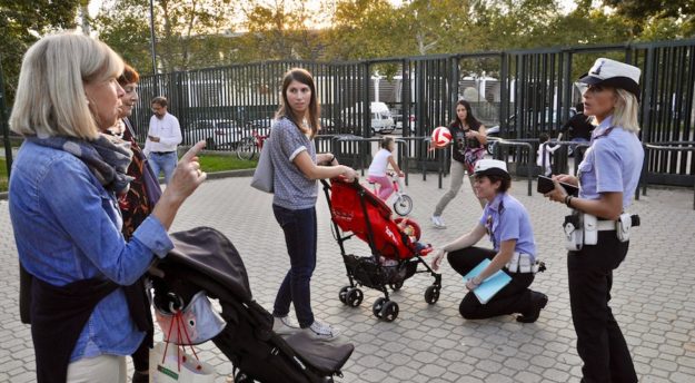 Vigilesse familiarizzano con i cittadini nel giardino del Campo di Marte