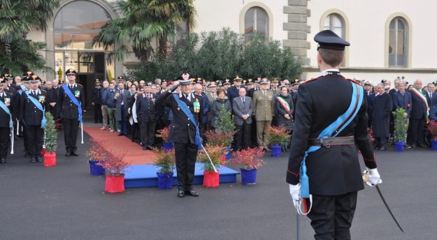 Il generale Masciulli nuovo comandante della Legione Toscana riceve gli onori dei suoi reparti
