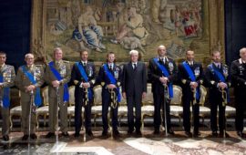 Il presidente della Repubblica con i militari insigniti della decorazione Omi