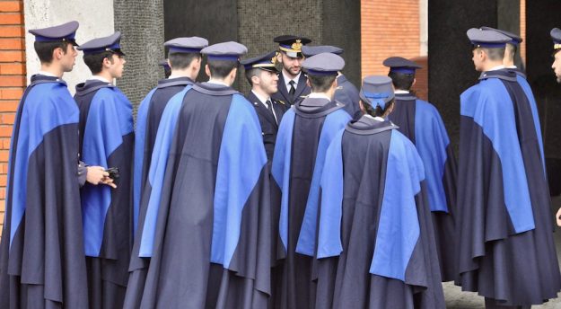 Un gruppo di allievi della Scuola Militare Douhet