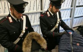 Alcuni dei capi d'abbigliamento falsi sequestrati dai Carabinieri di Firenze Oltrarno