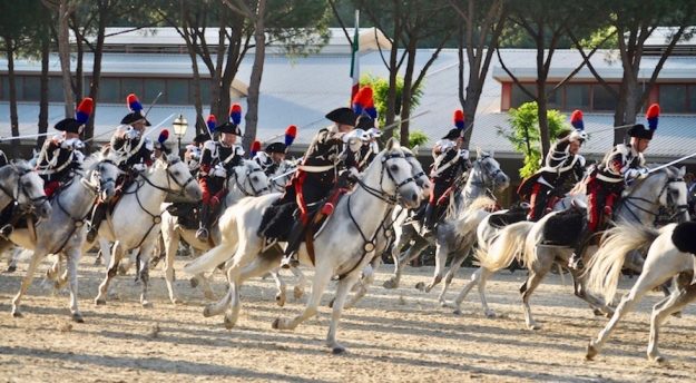 La rievocazione della carica di Pastrengo durante il carosello dei Carabinieri