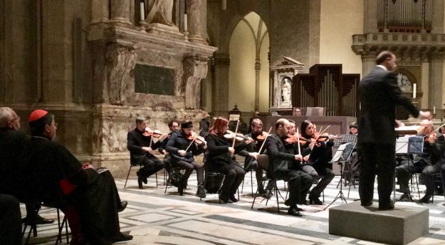 Il cardinale Betori assiste al concerto d'organo nel Duomo di Firenze diretto da Michele Manganelli