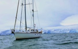 La barca Crilu durante il viaggio in Antartide
