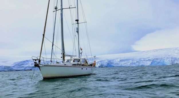 La barca Crilu durante il viaggio in Antartide