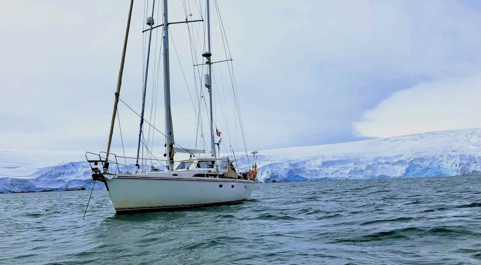 La barca Crilu durante il viaggio in Antartide