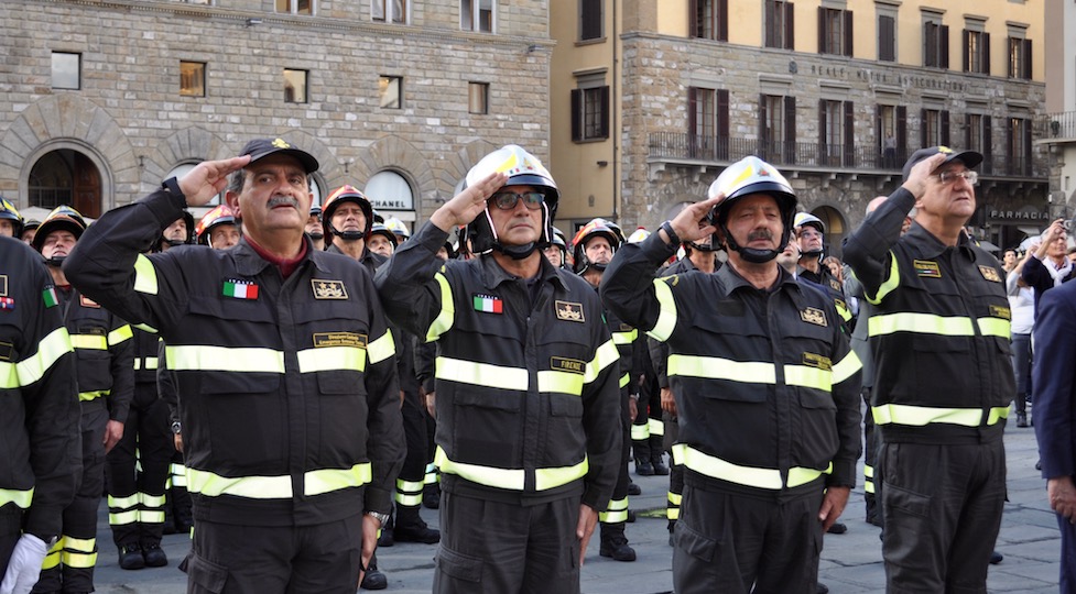 da sin. Giuseppe Romano, Roberto Lupica, Gregorio Agresta e il Capo del Corpo dei Vigili del Fuoco Gioacchino Giomi al 50° anniversario dell'alluvione di Firenze