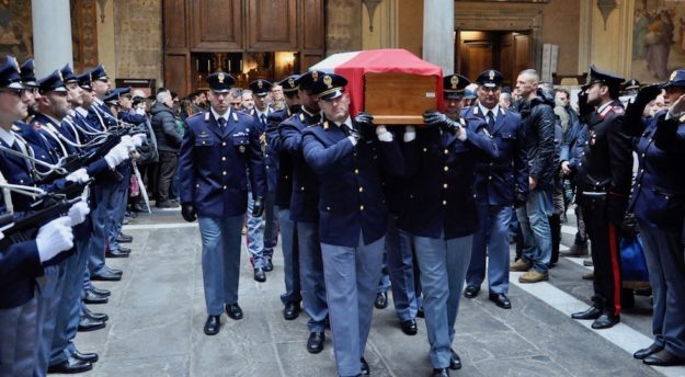 Sovrintendente Capo Giovanni Politi all'uscita dalla basilica della Santissima Annunziata