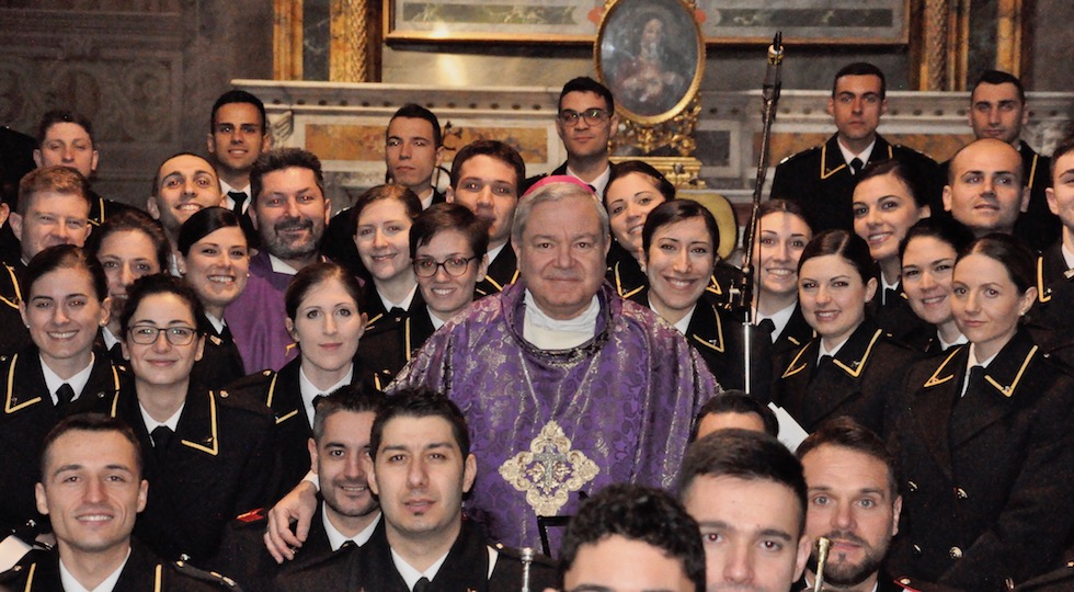 L'Ordinario Militare Santo Marcianò con un gruppo di Allievi Marescialli Carabinieri
