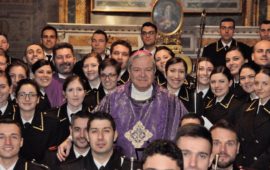 L'Ordinario Militare Santo Marcianò con un gruppo di Allievi Marescialli Carabinieri