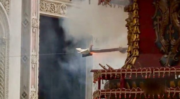 La colombina bloccata durante lo Scoppio del Carro 2018 a Firenze