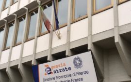 Bandiere vittima del degrado sul palazzo dell'Agenzia delle Entrate a Firenze