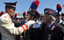 Un Corazziere appone i gradi di maresciallo a una giovane allieva