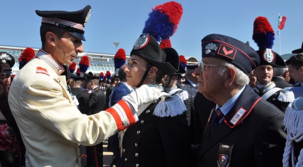 Un Corazziere appone i gradi di maresciallo a una giovane allieva